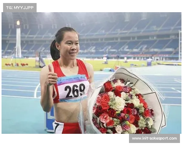 刘景扬爆冷夺得女子100米栏金牌，赛后与母亲相拥而泣